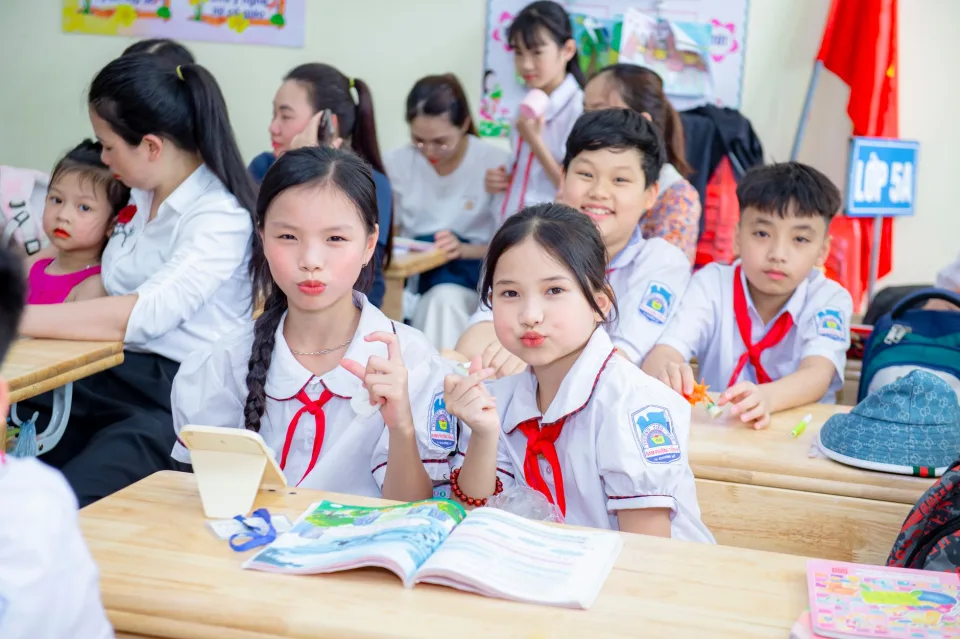 Bảng viết và dụng cụ dạy học